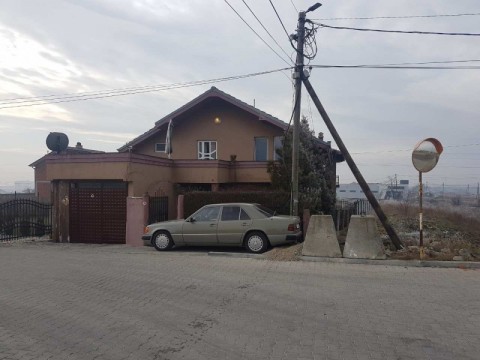 Shes shtepin 250m2 me 4.70 ari truall  / Prishtine