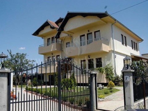 Shes shtepin 300m2 me 4.5 ari truall / Prishtine