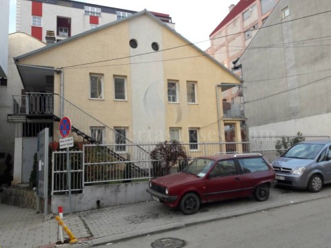 Jap me qira shtepin-objektin 180m2 dy kateshe / Prishtine