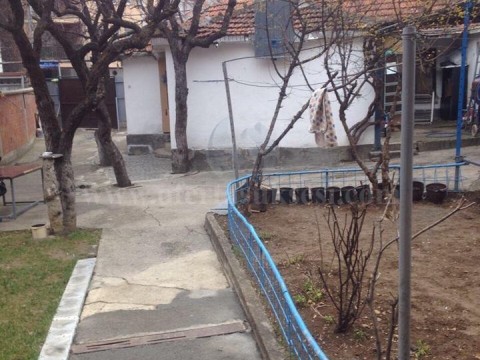Shes shtepin me 5.5 ari truall ne rrugen kreysore lagjja e Muhaxherve / Prishtine