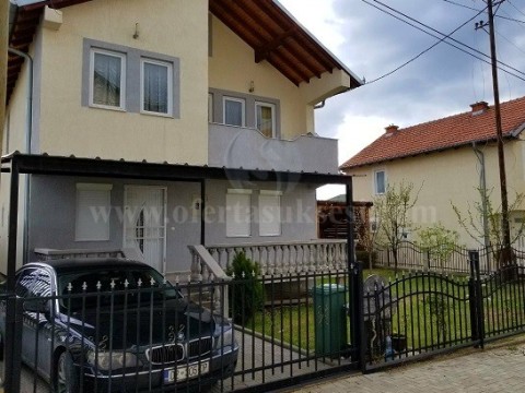 Shes shtepin afersisht 230m2 dy kateshe me 3 ari oborr lagjja Zhabar / Mitrovice.