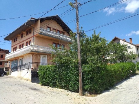 Shes shtepin 3katshe 360m2 me 3 ari truall / Prishtine