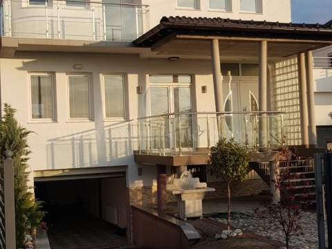 Jap me qira shtepin 300m2 dy katshe / Prishtine