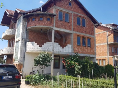 Shes shtepin 420m2 tre kateshe me 5 ari oborr / Prishtine