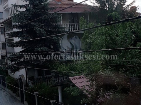 Jap me qira shtepin 360m2 3katshe me 4 ari oborr / Prishtine