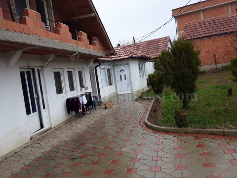Shes dy shtepi afersisht 80+80m2 me 4 ari truall / Prishtine