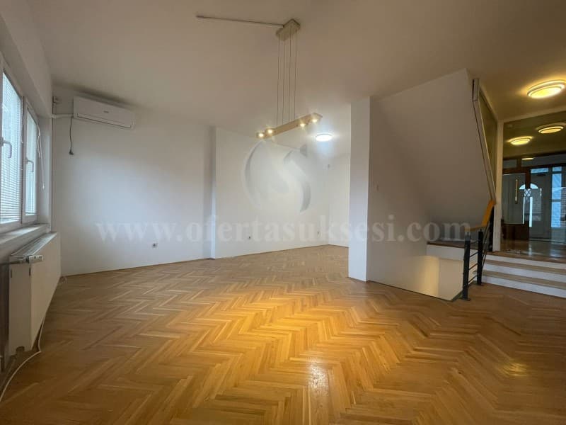 Jap me qira shtepin-zyre 400m2 dy kateshe me 2 ari oborr/Prishtine — fotografia 1