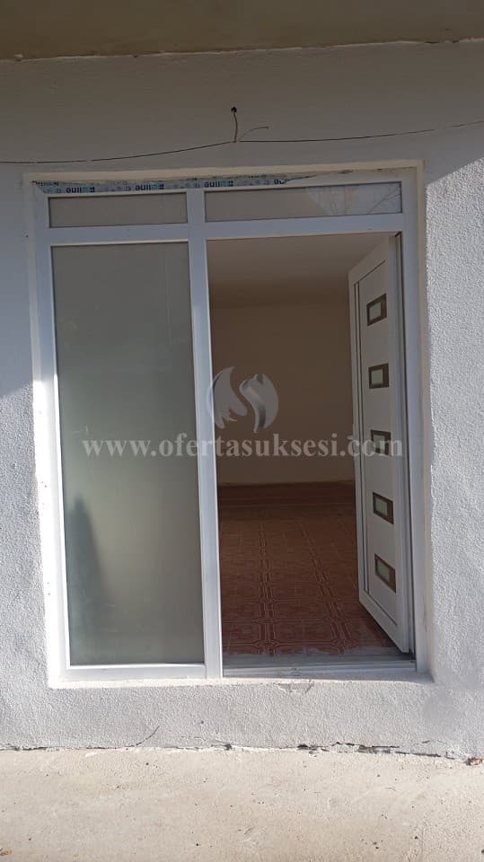 Jap me qira lokalin-ZYREN 27m2 kati perdhes / Prishtine — fotografia 3