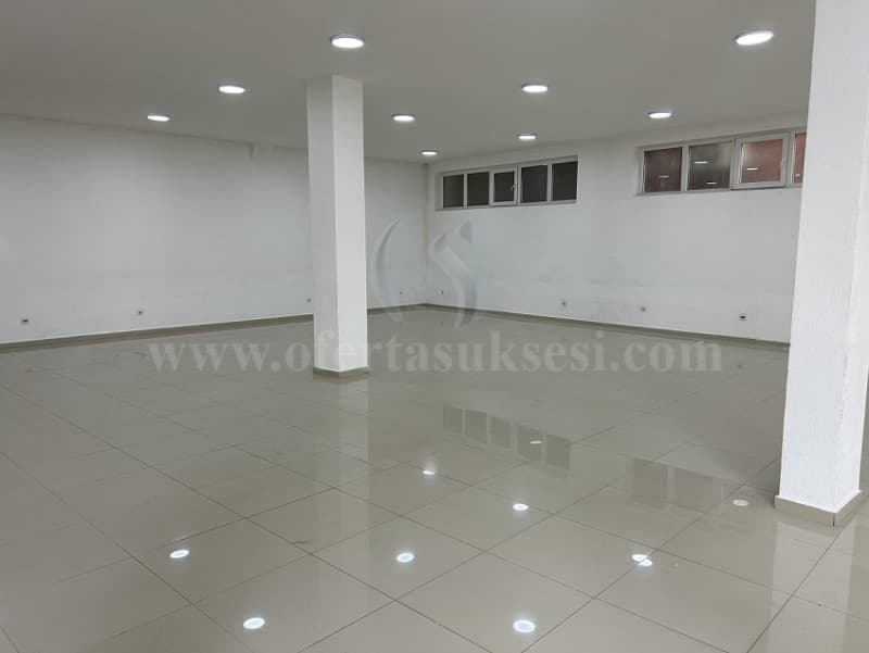 Jap me qira lokalin 1000m2 kati perdhes/Mitrovice — fotografia 2