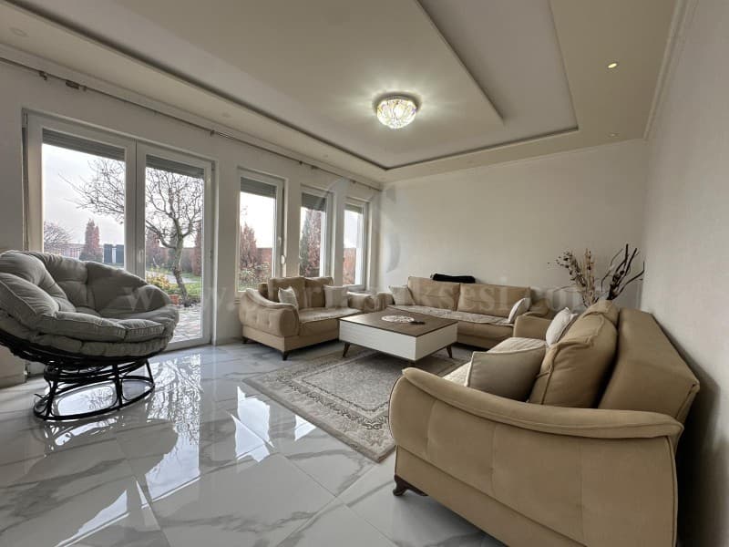 Shes shtepin 270m2 me 30 ari oborr / Kastriot — fotografia 2