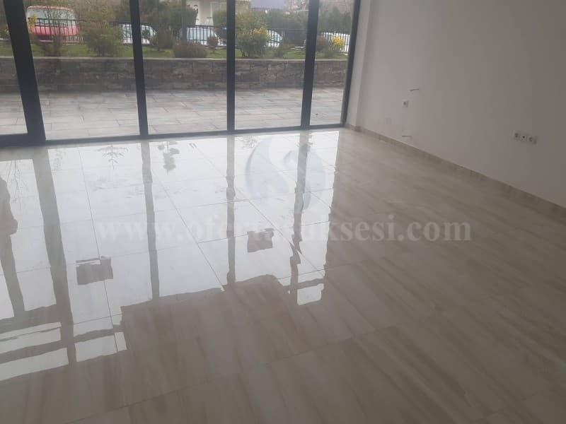 Shes lokalin 35m2 kati perdhes/Fushe Kosove — fotografia 1