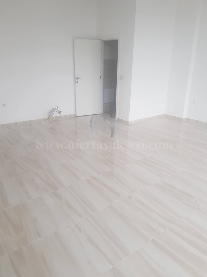 Shes lokalin 35m2 kati perdhes/Fushe Kosove — fotografia 3