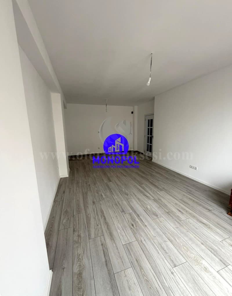 Shes banesen 77.12m2 kati i -IV- / Fushe Kosove — fotografia 2