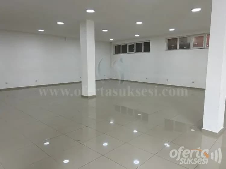Jap me qira lokalin 1000m2 kati perdhes/Mitrovice — fotografia 2
