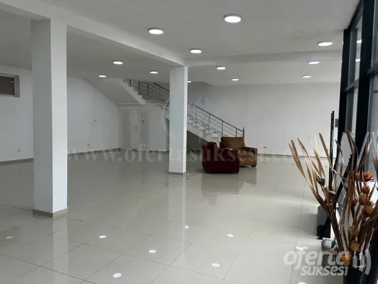 Jap me qira lokalin 1000m2 kati perdhes/Mitrovice — fotografia 4
