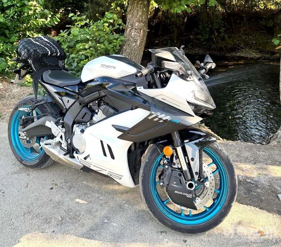 Shes motor CFMoto 675SR-R — fotografia 1