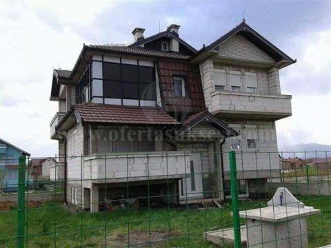 Shes ose Nderroj shtepin -III-kateshe 350m2 me 5 ari truall / Prizren
