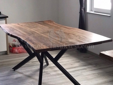 Shes tavolinen e punuar nga druri i arres.